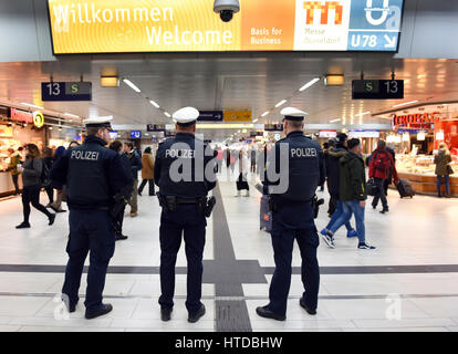 Düsseldorf, Deutschland. 10. März 2017. Polizisten stehen im Düsseldorfer Hauptbahnhof in Deutschland, 10. März 2017. Ein Mann mit einer Axt bewaffnet hatte mehrere Personen am Düsseldorfer Hauptbahnhof am Vorabend verletzt. Bildnachweis: Dpa picture Alliance/Alamy Live News Stockfoto