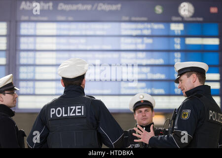 Düsseldorf, Deutschland. 10. März 2017.Policemen Stand im Düsseldorfer Hauptbahnhof in Deutschland, 10. März 2017. Ein Mann mit einer Axt bewaffnet hatte mehrere Personen am Düsseldorfer Hauptbahnhof am Vorabend verletzt. Bildnachweis: Dpa picture Alliance/Alamy Live News Stockfoto