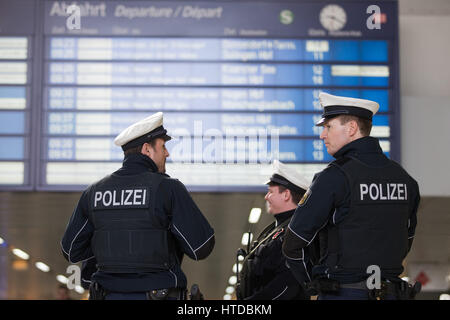 Düsseldorf, Deutschland. 10. März 2017.Policemen Stand im Düsseldorfer Hauptbahnhof in Deutschland, 10. März 2017. Ein Mann mit einer Axt bewaffnet hatte mehrere Personen am Düsseldorfer Hauptbahnhof am Vorabend verletzt. Bildnachweis: Dpa picture Alliance/Alamy Live News Stockfoto