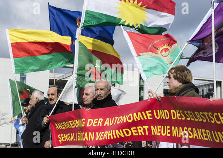 Berlin, Deutschland. 10. März 2017. Jesidisch Vertreter und Kurden fordern politische Unterstützung vor dem Deutschen Reichstag-Gebäude für die Menschen in Sindschar. Die Situation der Yezidians, eine tausendjährige monotheistischen Religionsgemeinschaft hat sich verschlechtert, nachdem kurdische Peschmergas der kurdischen Yezidian Einheiten in Shengal angegriffen. Bildnachweis: Jan Scheunert/ZUMA Draht/Alamy Live-Nachrichten Stockfoto