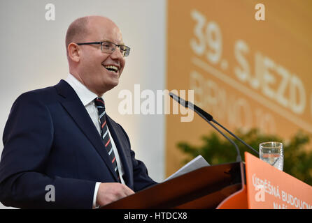 Brno, Tschechische Republik. 10. März 2017. Der tschechische Ministerpräsident Bohuslav Sobotka war neu gewählte Vorsitzende der Sozialdemokratischen Partei (CSSD) auf dem Parteitag etwa 67 Prozent der Stimmen heute in Brno, Tschechische Republik, 10. März 2017 zu gewinnen. Bildnachweis: Vaclav Salek/CTK Foto/Alamy Live-Nachrichten Stockfoto