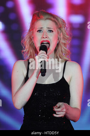 Leipzig, Deutschland. 9. März 2017. Amerikanischer Sänger singen während der Schlager-Pop-Musik-Show "Das Grosse Schlagerfest Mit Florian Silbereisen" in der Arena in Leipzig, Deutschland Sarah Jane Scott, 09 März 2017. Foto: Sebastian Willnow/Dpa-Zentralbild/Dpa/Alamy Live News Stockfoto