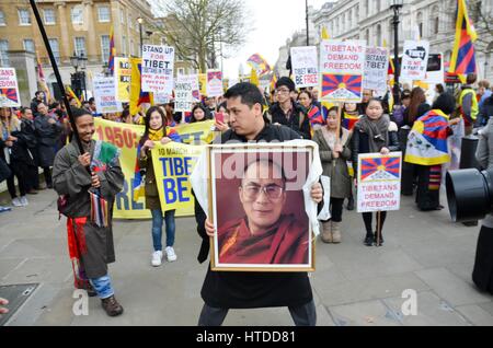 London, UK. 10. März 2017. tibetischen Gemeinschaft und Aktivisten marschierten durch die Straßen von London bis zur chinesischen Botschaft zum Jahrestag der Invasion Tibets durch chinesische Truppen vor 51 Jahren Credit: Philip Robins/Alamy Live News Stockfoto