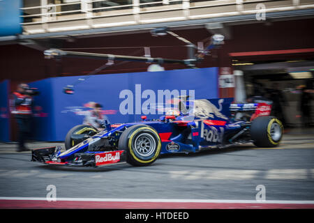 Barcelona, Katalonien, Spanien. 10. März 2017. CARLOS SAINZ JR. (ESP) von Toro Rosso beim Boxenstopp am Tag 8 der Formel1 Prüfung am Circuit de Catalunya Credit: Matthias Oesterle/ZUMA Draht/Alamy Live News Stockfoto