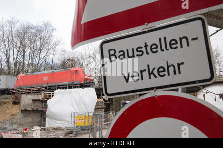 Hannover, Deutschland. 10. März 2017. Ein Güterzug geht eine Brücke-Baustelle in der Hermann-Löns-Park in Hannover, Deutschland, 10. März 2017. Mit einem Wert von rund 470 Millionen Euro in diesem Jahr investiert die Deutsche Bahn in die Modernisierung und Erweiterung der Strecken in Niedersachsen und Bremen. Foto: Julian Stratenschulte/Dpa/Alamy Live News Stockfoto