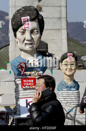 Seoul, Südkorea. 10. März 2017. Südkoreanischen Präsidenten Park Geun-hye(L) und stellvertretender Vorsitzender von Samsung Electronics Lee Jae-Yong Dummy-Puppe in Gwanghwamun Platz angeklagt. Bildnachweis: Min Won-Ki/ZUMA Draht/Alamy Live-Nachrichten Stockfoto