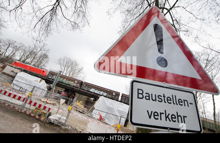 Ein Güterzug geht eine Brücke-Baustelle in der Hermann-Löns-Park in Hannover, Deutschland, 10. März 2017. Mit einem Wert von rund 470 Millionen Euro in diesem Jahr investiert die Deutsche Bahn in die Modernisierung und Erweiterung der Strecken in Niedersachsen und Bremen. Foto: Julian Stratenschulte/dpa Stockfoto