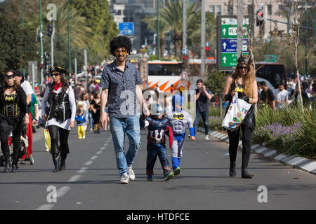 Tel Aviv, Israel. 10. März 2017. Menschen besuchen den Tel Aviv Purim Festival Straßenfest in der Innenstadt von Tel Aviv, Israel, am 10. März 2017. Purim ist ein jüdischer Feiertag, der die Befreiung des jüdischen Volkes von Hamans Handlung während der Herrschaft des alten persischen Reiches, erinnert an das biblische Buch Esther. Bildnachweis: Guo Yu/Xinhua/Alamy Live-Nachrichten Stockfoto