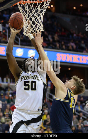 Washington, DC, USA. 10. März 2017. CALEB SWANIGAN (50) Versuche, während des Spiels zu schießen statt im Verizon Center in Washington, DC. Bildnachweis: Amy Sanderson/ZUMA Draht/Alamy Live-Nachrichten Stockfoto