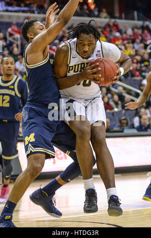 Washington, DC, USA. 10. März 2017. Purdue es CALEB SWANIGAN (50) Laufwerke in der Verteidiger während des Spiels im Verizon Center statt. Bildnachweis: Amy Sanderson/ZUMA Draht/Alamy Live-Nachrichten Stockfoto