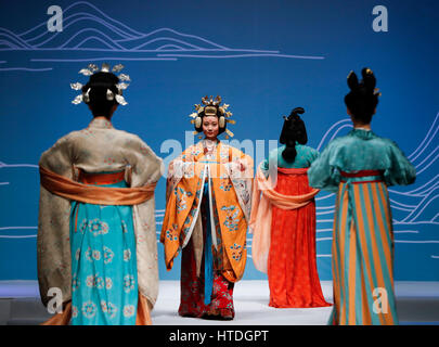 Peking, China. 10. März 2017. Modelle zeigen Kreationen entworfen von Dr. Chu Yan am Beijing Institute of Fashion Technology in Peking, Hauptstadt von China, 10. März 2017. Bildnachweis: Shen Bohan/Xinhua/Alamy Live-Nachrichten Stockfoto