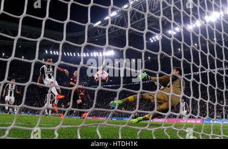 Turin, Italien. 10. März 2017. Medhi Benatia Juventus Partituren in der italienischen Serie A-Fußballspiel zwischen Juventus Turin und AC Mailand, in Turin, Italien, 10. März 2017. Juventus gewann 2: 1. Bildnachweis: Alberto Lingria/Xinhua/Alamy Live-Nachrichten Stockfoto