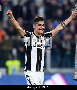 Turin, Italien. 10. März 2017. Paulo Dybala von Juventus Turin feiert nach dem Sieg der italienischen Serie A-Fußballspiel zwischen Juventus Turin und AC Mailand, in Turin, Italien, 10. März 2017. Juventus gewann 2: 1. Bildnachweis: Alberto Lingria/Xinhua/Alamy Live-Nachrichten Stockfoto