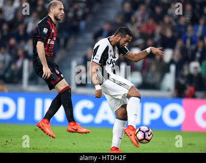 Turin, Italien. 10. März 2017. Medhi Benatia (R) Juventus der Noten während der italienischen Serie A-Fußball-match zwischen Juventus Turin und AC Mailand, in Turin, Italien, 10. März 2017. Juventus gewann 2: 1. Bildnachweis: Alberto Lingria/Xinhua/Alamy Live-Nachrichten Stockfoto