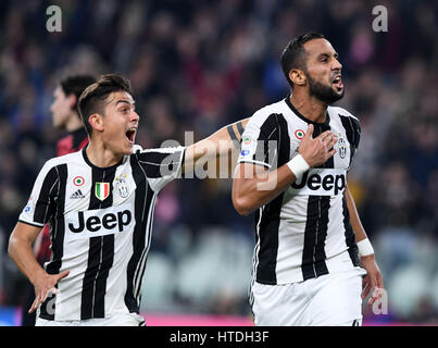 Turin, Italien. 10. März 2017. Medhi Benatia (R) von Juventus feiert scoring während der italienischen Serie A-Fußballspiel zwischen Juventus Turin und AC Mailand, in Turin, Italien, 10. März 2017. Juventus gewann 2: 1. Bildnachweis: Alberto Lingria/Xinhua/Alamy Live-Nachrichten Stockfoto