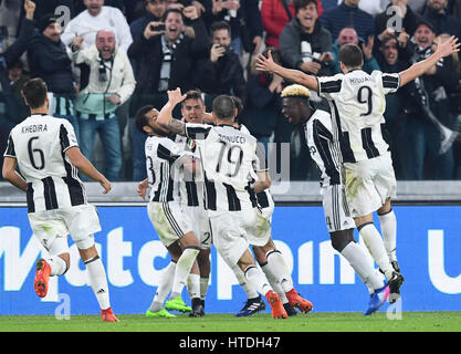 Turin, Italien. 10. März 2017. Spieler von Juventus Turin feiert Paulo Dybala punktet das entscheidende Tor auf einen Elfmeter am Ende der italienischen Serie A-Fußballspiel zwischen Juventus Turin und AC Mailand, in Turin, Italien, 10. März 2017. Juventus gewann 2: 1. Bildnachweis: Alberto Lingria/Xinhua/Alamy Live-Nachrichten Stockfoto