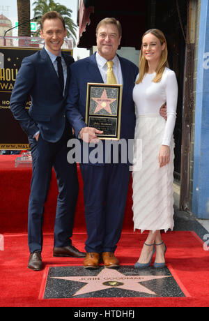 Los Angeles, Kalifornien, USA. 10. März 2017. Schauspieler John Goodman, Tom Hiddleston & Brie Larson am Hollywood Boulevard, wo John Goodman mit dem 2,604th Stern auf dem Hollywood Walk of Fame geehrt wurde.  Bildnachweis: Sarah Stewart/Alamy Live-Nachrichten Stockfoto