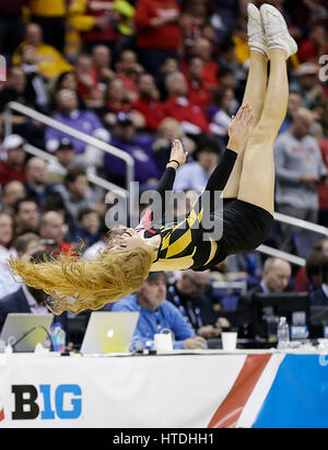 Washington, DC, USA. 10. März 2017. Maryland Terrapin Cheerleader führt während einer großen 10 Männer Basketball-Turnier Spiel zwischen die Northwestern Wildcats und die Maryland Terrapins im Verizon Center in Washington, DC. Justin Cooper/CSM/Alamy Live-Nachrichten Stockfoto