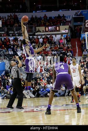 Washington, DC, USA. 10. März 2017. Maryland Terrapins steigen die Spitze während einer großen 10 Männer-Basketball-Turnier Spiel zwischen die Northwestern Wildcats und die Maryland Terrapins im Verizon Center in Washington, DC. Justin Cooper/CSM/Alamy Live-Nachrichten Stockfoto