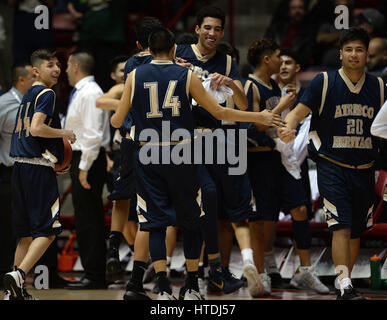 Albuquerque, NEW MEXICO, USA. 8. März 2017. ZEITSCHRIFT. Atrisco Erbe Academy Spieler feiern nach Sieg über Onate im 6A Boys State Basketball Spiel an der Grube gespielt. Auf Mittwoch, 8. März 2017 fotografiert. Adolphe Pierre-Louis/JOURNAL. Bildnachweis: Adolphe Pierre-Louis/Albuquerque Journal/ZUMA Draht/Alamy Live-Nachrichten Stockfoto