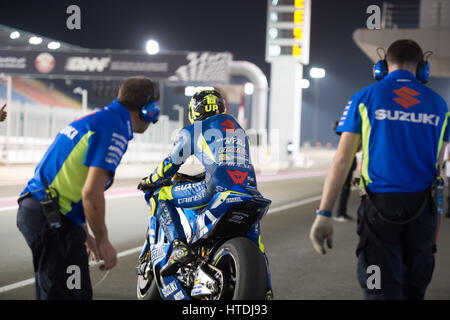 Losail Circuit, Katar. 10. März 2017.  Andrea Iaonne, für Suzuki in der Boxengasse während des ersten Tages der MotoGP Katar Wintertest Credit reitet: Tom Morgan/Alamy Live News Stockfoto