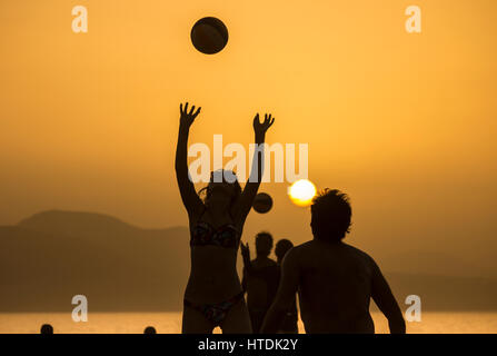 Beach-Volleyball bei Sonnenuntergang am Strand von Las Canteras, Las Palmas, Gran Canaria, Kanarische Inseln, Spanien. Stockfoto