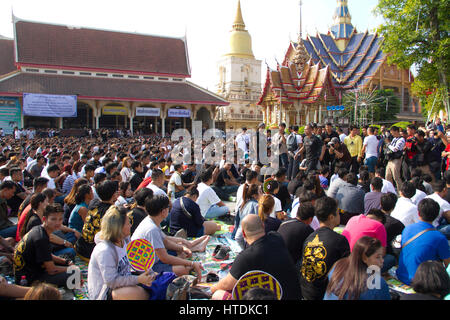 Tausende von buddhistischen Anhänger versammeln sich die Wat Bang phra Tempel für die "wai khru" Zeremonie. Einige der Teilnehmer in einen Trance-ähnlichen Zustand, wo Sie sind, "durch den Geist eines Tieres, das auf die Haut tätowiert wird durch Mönche besaßen". Was bang Phra ist berühmt für seine magisch aufgeladen Tattoos und Amulette, die ihren Träger vor Schaden schützen können und sogar beschleunigen Bullets. Stockfoto