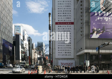 Tokyo, Tokyo, Japan. 11. März 2017. Ein großes Plakat an der Seite des Sony-Gebäudes in Ginza markiert den sechsten Jahrestag des 11. März 2011 Erdbeben und Tsunami Ginza, Tokio. Das Plakat wurde von Yahoo und zeigt die fragt Passanten, erinnere mich an die Katastrophe und die fast 18.000 Menschen, die gestorben. die Zeile markiert in Rot zeigt die maximale Höhe des Tsunami 16,7 Meter in Ofunato in der Präfektur Miyagi. Die Plakatwand ist bis zum 12. März zu sehen. Bildnachweis: Alessandro Di Ciommo/ZUMA Draht/Alamy Live-Nachrichten Stockfoto