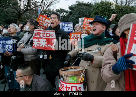 Tokio, Japan. 11. März 2017. Anti-atomare-Demonstranten halten Plakate außerhalb der nationalen Parlamentsgebäude während einer Kundgebung durch die Metropolitan Koalition gegen Atomwaffen am 11. März 2017, Tokyo, Japan statt. Der Protest kommt während der sechsten Jahrestag der Great East Japan Erdbeben und Tsunami-Katastrophe, die zum Ausbruch der Fukushima nuklearen Krise führten. Bildnachweis: Rodrigo Reyes Marin/AFLO/Alamy Live-Nachrichten Stockfoto