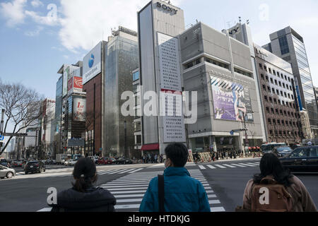 Tokyo, Tokyo, Japan. 11. März 2017. Leute schaut ein großes Plakat auf der Seite des Sony-Gebäudes in Ginza Marken den sechsten Jahrestag des 11. März 2011 Erdbeben und Tsunami Ginza, Tokio. Das Plakat wurde von Yahoo und zeigt die fragt Passanten, erinnere mich an die Katastrophe und die fast 18.000 Menschen, die gestorben. die Zeile markiert in Rot zeigt die maximale Höhe des Tsunami 16,7 Meter in Ofunato in der Präfektur Miyagi. Die Plakatwand ist bis zum 12. März zu sehen. Bildnachweis: Alessandro Di Ciommo/ZUMA Draht/Alamy Live-Nachrichten Stockfoto