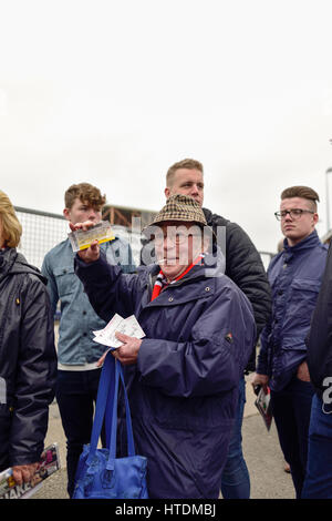 Lincoln, UK. 11. März 2017. #Impvasion hat Tausende von nicht-Liga Lincoln City-Fans, die ihren Weg auf den Boden der Emirate zu Arsenal in der sechsten Runde des FA Cups übernehmen begonnen. Bildnachweis: Ian Francis/Alamy Live-Nachrichten Stockfoto