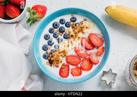 Joghurt Schüssel mit frischen Erdbeeren, Heidelbeeren und Müsli. Tabelle-Draufsicht Stockfoto