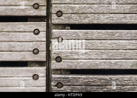 Gray verwitterte Holz Wand aus Brettern mit verrosteten Schrauben, Foto Hintergrundtextur Stockfoto