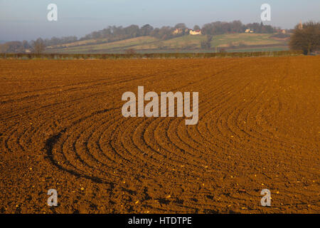 Gepflügte Feld, Muster, gerade Furchen, Boden, Saatbett, Herbstboden, gesät, bebaut, Landwirtschaft, künstlerische Linien, Pflanzen, Anbau, Pflügen, Samen Stockfoto