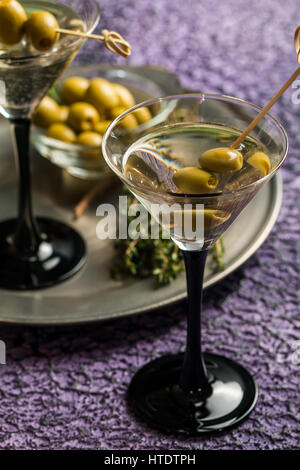 Zwei Gläser trockener Martini, klassische Cocktail mit Oliven, Wodka und Gin kalt serviert Stockfoto