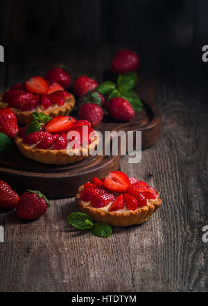 Frische Erdbeeren hausgemachte Torten auf hölzernen Hintergrund Stockfoto