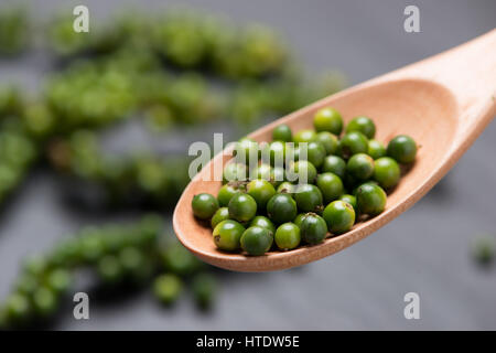 Frische Paprika auf dunklem Hintergrund. Stockfoto