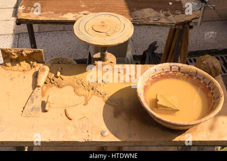 Keramik-Tabelle an einem sonnigen Sommertag Stockfoto