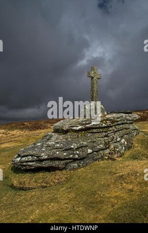 Memorial Cross in die Höhle in der Nähe von Babeny Penneys in Dartmoor Devon Stockfoto