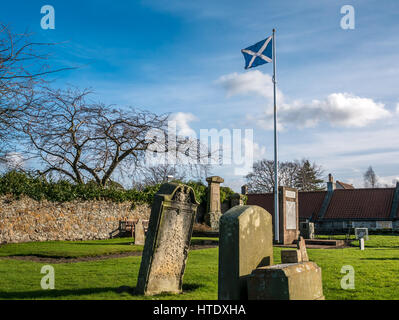 Kirchhof in Athelstaneford, mit Schottischer Flagge, East Lothian, Schottland, Großbritannien, dem Geburtsort von saltire Flagge, St Andrews Cross, Schutzpatron von Schottland Stockfoto