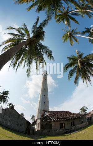 Weißen Leuchtturm auf einer Insel mit einigen grünen Palmen in Belitung tagsüber mit keine Mitmenschen stehen. Stockfoto