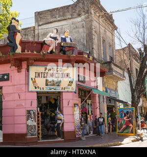 Buenos Aires, Argentinien - 5. November 2016: Touristische und Markt in Strreet der Caminito in Boca von Buenos Aires Stockfoto