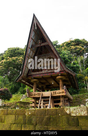 Vor einem Haus an einem alten Batak Dorf in Sumatra Samosir Island am Nachmittag, Indonesien. Stockfoto