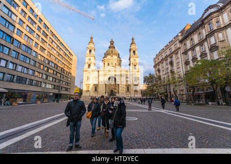 Budapest, Ungarn. Leute, die sich vor dem Szent István Basilika (St. Stephans Basilika) Kirche bei Sonnenuntergang. Stockfoto