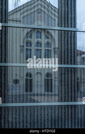 Budapest, Ungarn. Die Fassade der Pava st. Synagoge spiegelt sich an der Wand der Namen, die Namen der jüdischen Opfer des Holocaust. Stockfoto