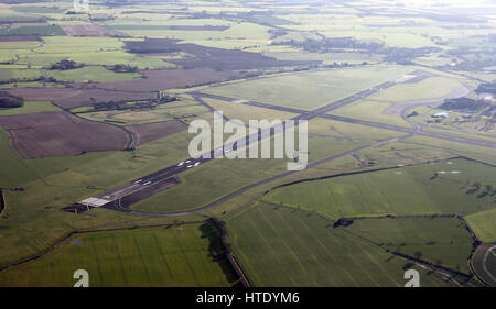 Luftaufnahme der Flughafen Leeds East, ehemaligen RAF Kirche Fenton, West Yorkshire, Großbritannien Stockfoto