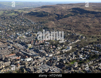 Luftaufnahme von Ilkley Stadtzentrum & Ilkley Moor Stockfoto