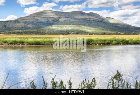 Ländliche Teich mit Reflexionen von gefleckten Sonne durch Wolke Himmel - südafrikanischen Farm Teich mit Hügeln und Wiese Stockfoto