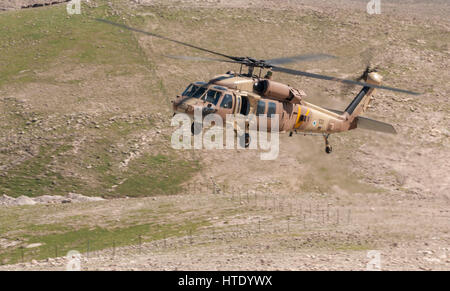 Judäische Wüste, Israel. eine israelische Luftwaffe UH-60 "Black Hawk" Hubschrauber fliegt niedrig über die Judäische Wüste bei militärischen Manövern. Stockfoto