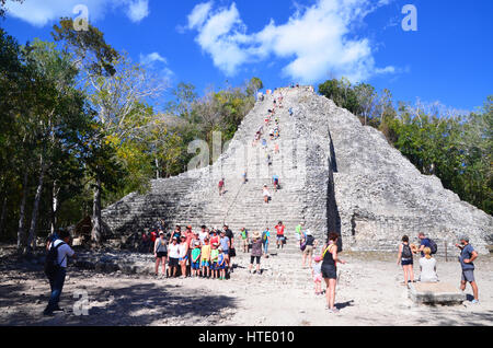 Touristen Klettern Coba Ruinen Mexiko Stockfoto